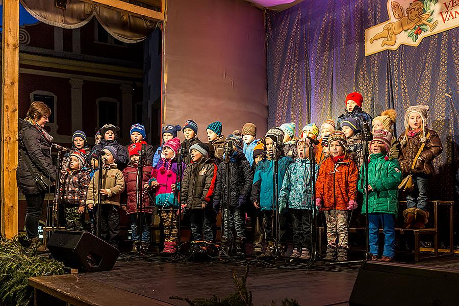 Gemeinsames Singen am Weihnachtsbaum: Kinder von Krumauer Kindergärten und Grundschulen und Städtischer Sängerchor Perchta, moderiert von Jan Palkovič und Ivo Janoušek 14.12.2014, Advent und Weihnachten in Český Krumlov