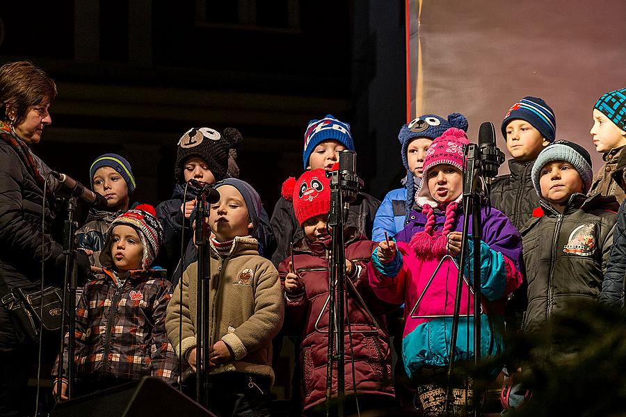 Společné zpívání u vánočního stromu: děti z českokrumlovských mateřských a základních škol a městský pěvecký sbor Perchta, moderují Jan Palkovič a Ivo Janoušek 14.12.2014, Advent a Vánoce v Českém Krumlově