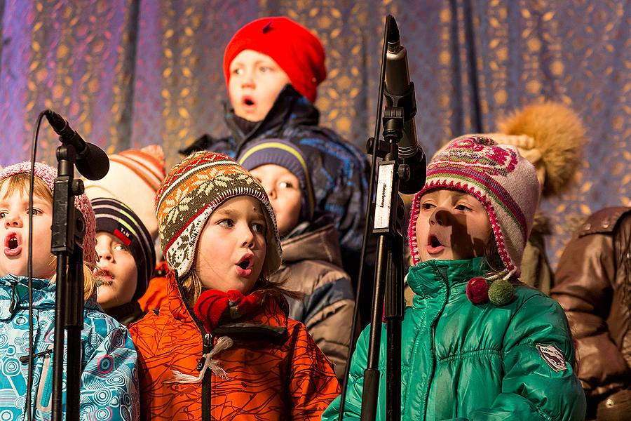 Singing Together at the Christmas Tree: Children from local kindergartens and elementary schools and Municipal Singing Choir Perchta, moderated by Jan Palkovič and Ivo Janoušek 14.12.2014, Advent and Christmas in Český Krumlov