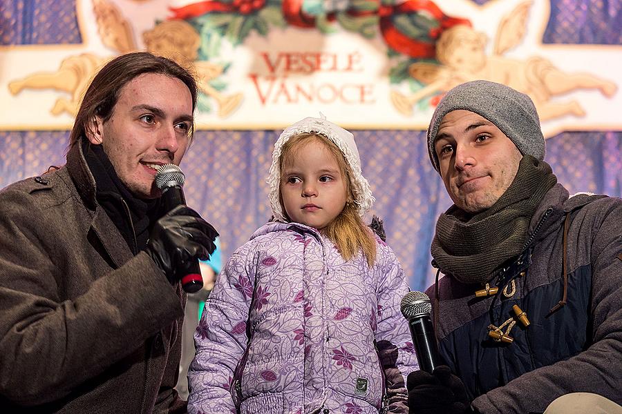 Gemeinsames Singen am Weihnachtsbaum: Kinder von Krumauer Kindergärten und Grundschulen und Städtischer Sängerchor Perchta, moderiert von Jan Palkovič und Ivo Janoušek 14.12.2014, Advent und Weihnachten in Český Krumlov