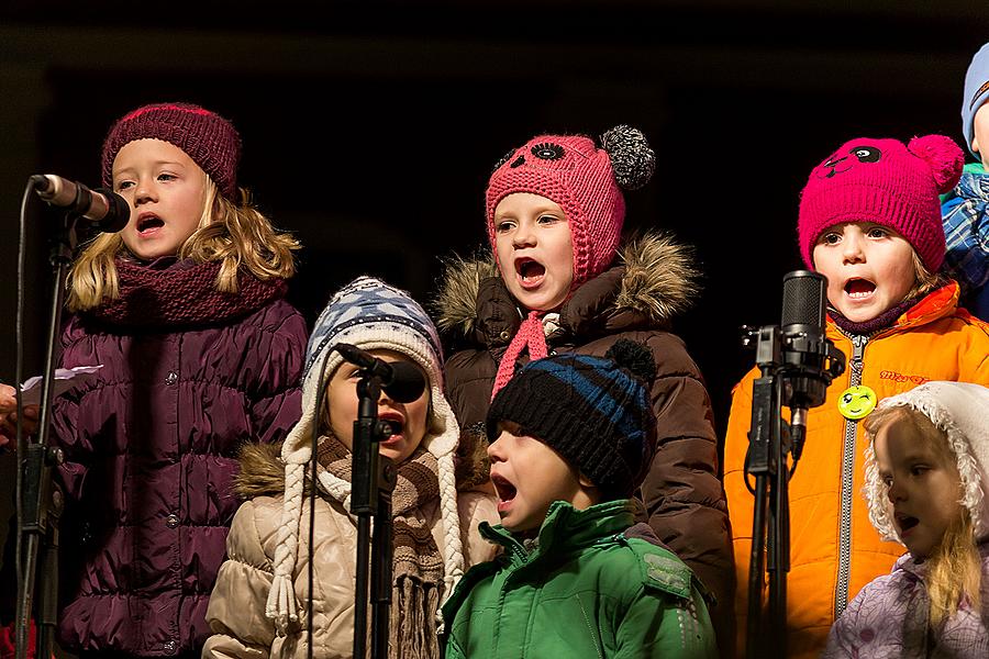 Gemeinsames Singen am Weihnachtsbaum: Kinder von Krumauer Kindergärten und Grundschulen und Städtischer Sängerchor Perchta, moderiert von Jan Palkovič und Ivo Janoušek 14.12.2014, Advent und Weihnachten in Český Krumlov