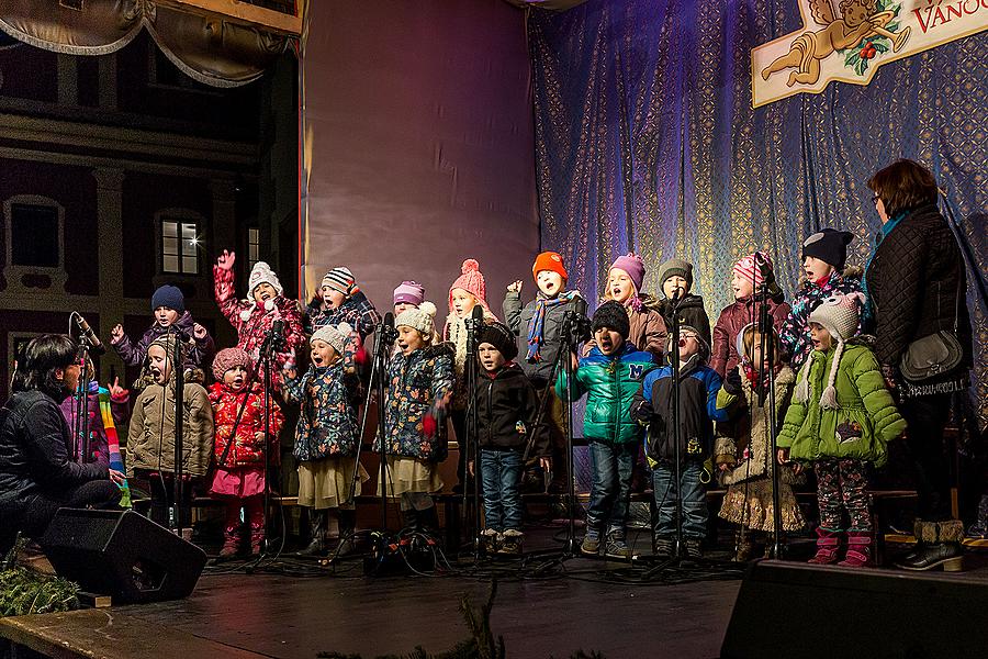 Gemeinsames Singen am Weihnachtsbaum: Kinder von Krumauer Kindergärten und Grundschulen und Städtischer Sängerchor Perchta, moderiert von Jan Palkovič und Ivo Janoušek 14.12.2014, Advent und Weihnachten in Český Krumlov