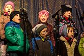 Gemeinsames Singen am Weihnachtsbaum: Kinder von Krumauer Kindergärten und Grundschulen und Städtischer Sängerchor Perchta, moderiert von Jan Palkovič und Ivo Janoušek 14.12.2014, Advent und Weihnachten in Český Krumlov, Foto: Lubor Mrázek