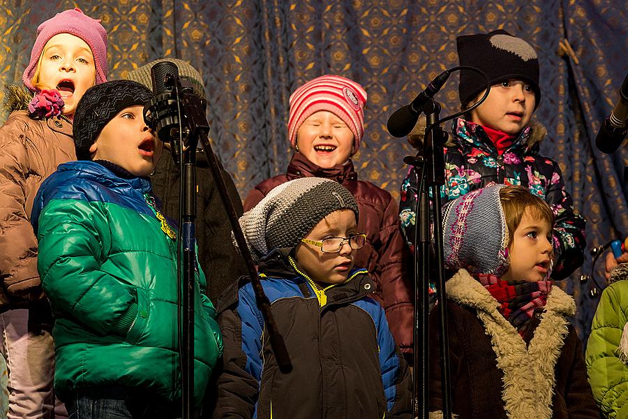 Gemeinsames Singen am Weihnachtsbaum: Kinder von Krumauer Kindergärten und Grundschulen und Städtischer Sängerchor Perchta, moderiert von Jan Palkovič und Ivo Janoušek 14.12.2014, Advent und Weihnachten in Český Krumlov