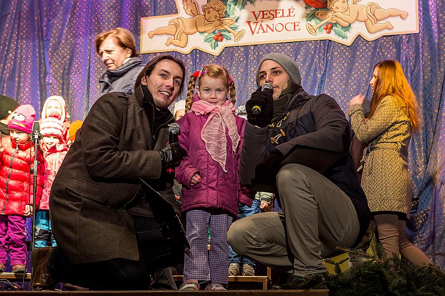 Gemeinsames Singen am Weihnachtsbaum: Kinder von Krumauer Kindergärten und Grundschulen und Städtischer Sängerchor Perchta, moderiert von Jan Palkovič und Ivo Janoušek 14.12.2014, Advent und Weihnachten in Český Krumlov