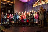 Gemeinsames Singen am Weihnachtsbaum: Kinder von Krumauer Kindergärten und Grundschulen und Städtischer Sängerchor Perchta, moderiert von Jan Palkovič und Ivo Janoušek 14.12.2014, Advent und Weihnachten in Český Krumlov, Foto: Lubor Mrázek