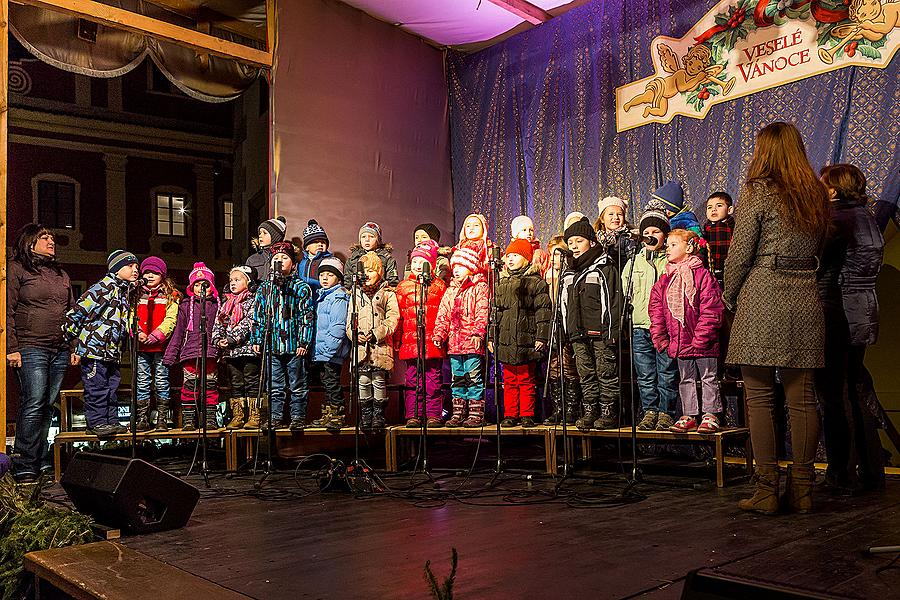 Gemeinsames Singen am Weihnachtsbaum: Kinder von Krumauer Kindergärten und Grundschulen und Städtischer Sängerchor Perchta, moderiert von Jan Palkovič und Ivo Janoušek 14.12.2014, Advent und Weihnachten in Český Krumlov