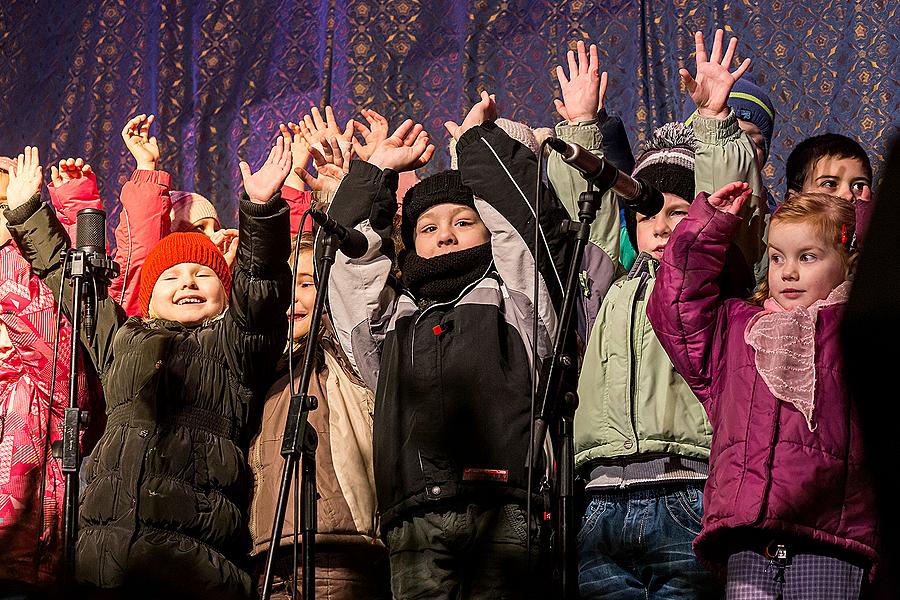 Singing Together at the Christmas Tree: Children from local kindergartens and elementary schools and Municipal Singing Choir Perchta, moderated by Jan Palkovič and Ivo Janoušek 14.12.2014, Advent and Christmas in Český Krumlov