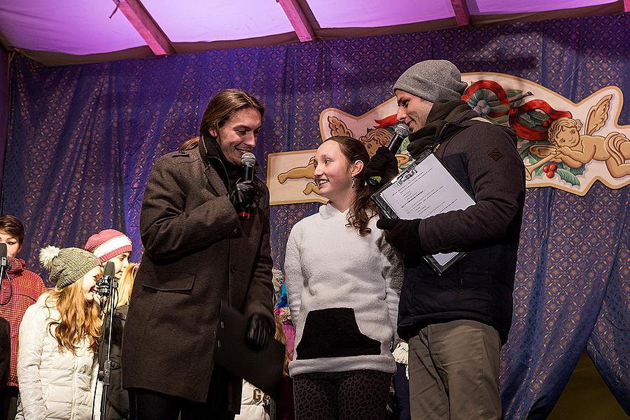 Gemeinsames Singen am Weihnachtsbaum: Kinder von Krumauer Kindergärten und Grundschulen und Städtischer Sängerchor Perchta, moderiert von Jan Palkovič und Ivo Janoušek 14.12.2014, Advent und Weihnachten in Český Krumlov