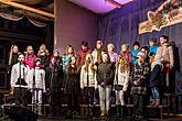 Gemeinsames Singen am Weihnachtsbaum: Kinder von Krumauer Kindergärten und Grundschulen und Städtischer Sängerchor Perchta, moderiert von Jan Palkovič und Ivo Janoušek 14.12.2014, Advent und Weihnachten in Český Krumlov, Foto: Lubor Mrázek