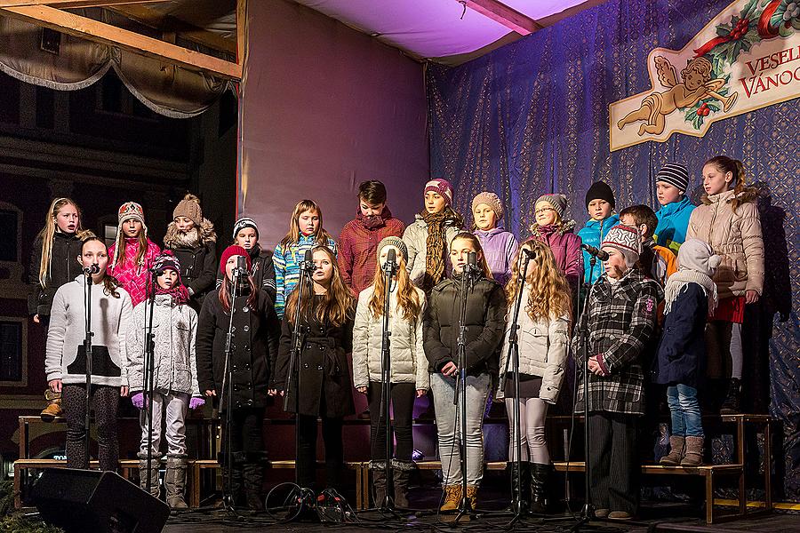 Gemeinsames Singen am Weihnachtsbaum: Kinder von Krumauer Kindergärten und Grundschulen und Städtischer Sängerchor Perchta, moderiert von Jan Palkovič und Ivo Janoušek 14.12.2014, Advent und Weihnachten in Český Krumlov