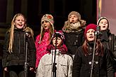 Gemeinsames Singen am Weihnachtsbaum: Kinder von Krumauer Kindergärten und Grundschulen und Städtischer Sängerchor Perchta, moderiert von Jan Palkovič und Ivo Janoušek 14.12.2014, Advent und Weihnachten in Český Krumlov, Foto: Lubor Mrázek