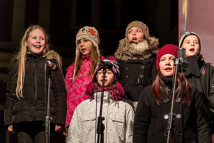 Gemeinsames Singen am Weihnachtsbaum: Kinder von Krumauer Kindergärten und Grundschulen und Städtischer Sängerchor Perchta, moderiert von Jan Palkovič und Ivo Janoušek 14.12.2014, Advent und Weihnachten in Český Krumlov