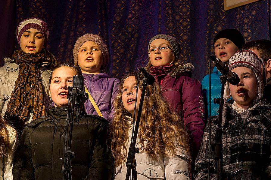 Gemeinsames Singen am Weihnachtsbaum: Kinder von Krumauer Kindergärten und Grundschulen und Städtischer Sängerchor Perchta, moderiert von Jan Palkovič und Ivo Janoušek 14.12.2014, Advent und Weihnachten in Český Krumlov