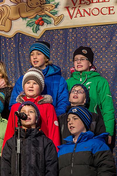 Singing Together at the Christmas Tree: Children from local kindergartens and elementary schools and Municipal Singing Choir Perchta, moderated by Jan Palkovič and Ivo Janoušek 14.12.2014, Advent and Christmas in Český Krumlov