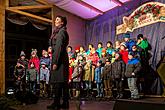 Gemeinsames Singen am Weihnachtsbaum: Kinder von Krumauer Kindergärten und Grundschulen und Städtischer Sängerchor Perchta, moderiert von Jan Palkovič und Ivo Janoušek 14.12.2014, Advent und Weihnachten in Český Krumlov, Foto: Lubor Mrázek