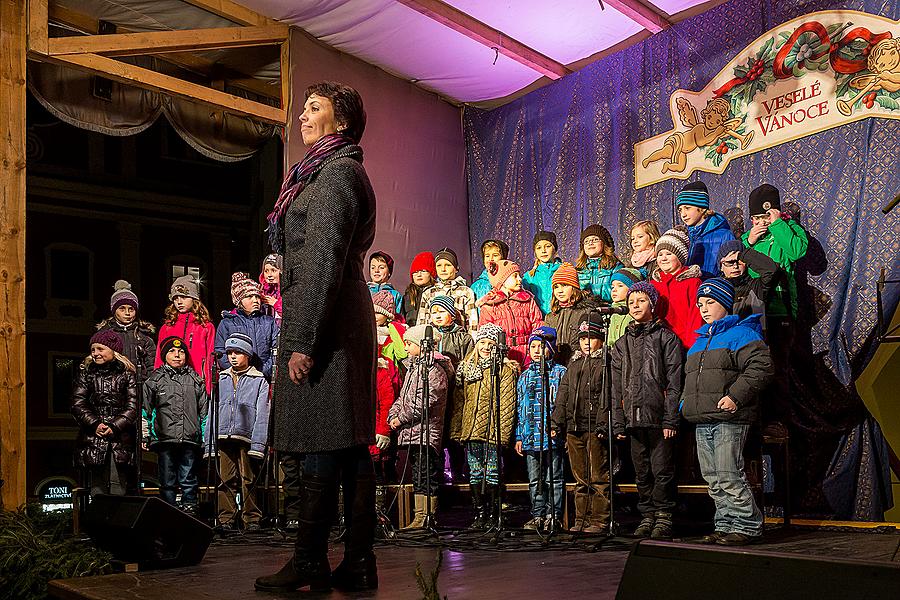 Gemeinsames Singen am Weihnachtsbaum: Kinder von Krumauer Kindergärten und Grundschulen und Städtischer Sängerchor Perchta, moderiert von Jan Palkovič und Ivo Janoušek 14.12.2014, Advent und Weihnachten in Český Krumlov