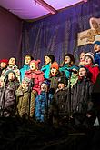 Gemeinsames Singen am Weihnachtsbaum: Kinder von Krumauer Kindergärten und Grundschulen und Städtischer Sängerchor Perchta, moderiert von Jan Palkovič und Ivo Janoušek 14.12.2014, Advent und Weihnachten in Český Krumlov, Foto: Lubor Mrázek