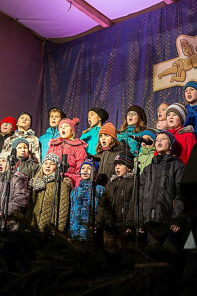 Gemeinsames Singen am Weihnachtsbaum: Kinder von Krumauer Kindergärten und Grundschulen und Städtischer Sängerchor Perchta, moderiert von Jan Palkovič und Ivo Janoušek 14.12.2014, Advent und Weihnachten in Český Krumlov