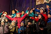 Gemeinsames Singen am Weihnachtsbaum: Kinder von Krumauer Kindergärten und Grundschulen und Städtischer Sängerchor Perchta, moderiert von Jan Palkovič und Ivo Janoušek 14.12.2014, Advent und Weihnachten in Český Krumlov, Foto: Lubor Mrázek