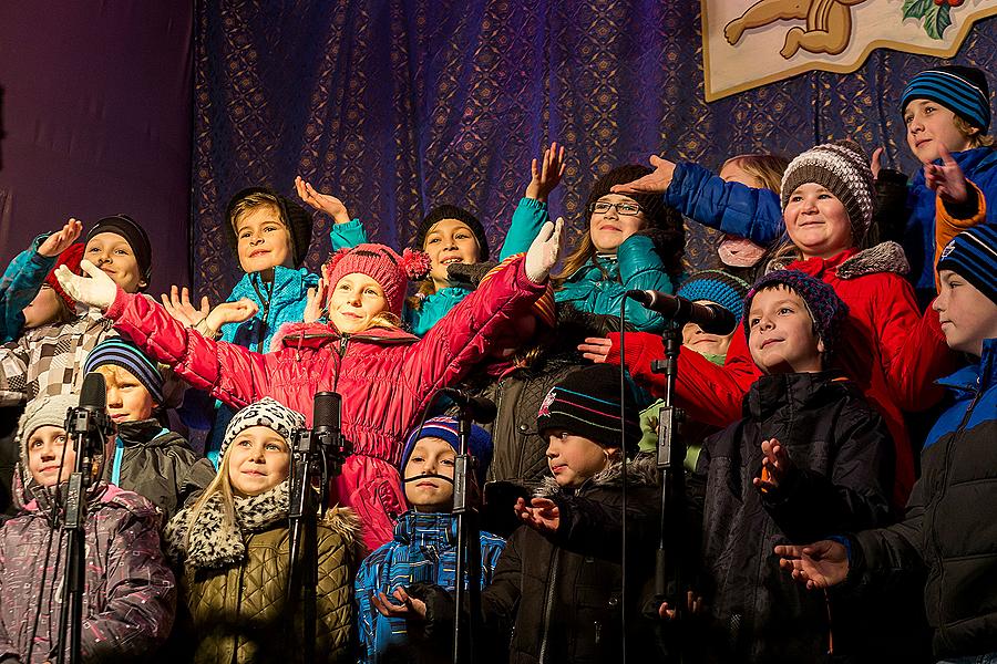 Gemeinsames Singen am Weihnachtsbaum: Kinder von Krumauer Kindergärten und Grundschulen und Städtischer Sängerchor Perchta, moderiert von Jan Palkovič und Ivo Janoušek 14.12.2014, Advent und Weihnachten in Český Krumlov