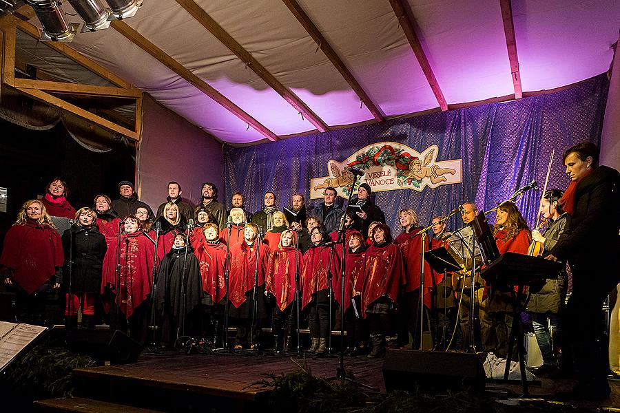 Gemeinsames Singen am Weihnachtsbaum: Kinder von Krumauer Kindergärten und Grundschulen und Städtischer Sängerchor Perchta, moderiert von Jan Palkovič und Ivo Janoušek 14.12.2014, Advent und Weihnachten in Český Krumlov