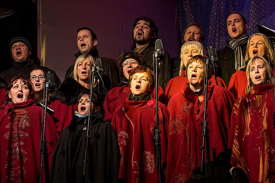 Singing Together at the Christmas Tree: Children from local kindergartens and elementary schools and Municipal Singing Choir Perchta, moderated by Jan Palkovič and Ivo Janoušek 14.12.2014, Advent and Christmas in Český Krumlov