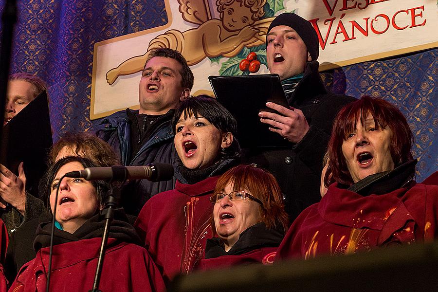 Gemeinsames Singen am Weihnachtsbaum: Kinder von Krumauer Kindergärten und Grundschulen und Städtischer Sängerchor Perchta, moderiert von Jan Palkovič und Ivo Janoušek 14.12.2014, Advent und Weihnachten in Český Krumlov