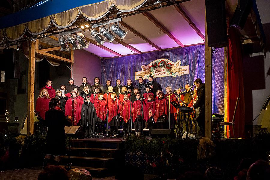 Gemeinsames Singen am Weihnachtsbaum: Kinder von Krumauer Kindergärten und Grundschulen und Städtischer Sängerchor Perchta, moderiert von Jan Palkovič und Ivo Janoušek 14.12.2014, Advent und Weihnachten in Český Krumlov