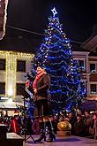 Gemeinsames Singen am Weihnachtsbaum: Kinder von Krumauer Kindergärten und Grundschulen und Städtischer Sängerchor Perchta, moderiert von Jan Palkovič und Ivo Janoušek 14.12.2014, Advent und Weihnachten in Český Krumlov, Foto: Lubor Mrázek