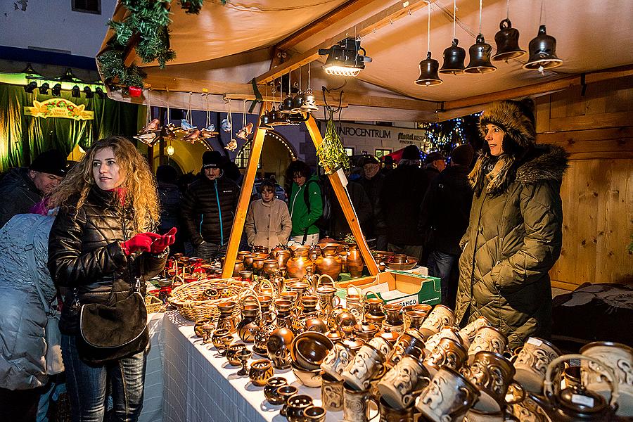 Wir Bringen Ihnen Lieder - Musikgeschenke verteilen die Krumauer Musikanten, die traditionell gemeinsam mit Bürgern aller Nationen Stille Nacht singen 21.12.2014, Advent und Weihnachten in Český Krumlov