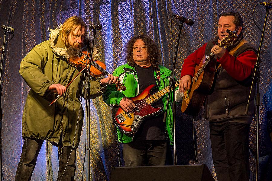 We Bring you Songs - Musical gifts presented by local musicians concluding in the traditional Silent Night sung along by citizens of all nationalities 21.12.2014, Advent and Christmas in Český Krumlov