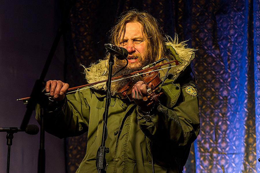 Nesem vám písničky - hudební dárky nadělují krumlovští muzikanti a tradičně zazpívají společně s občany všech národností Tichou noc 21.12.2014, Advent a Vánoce v Českém Krumlově