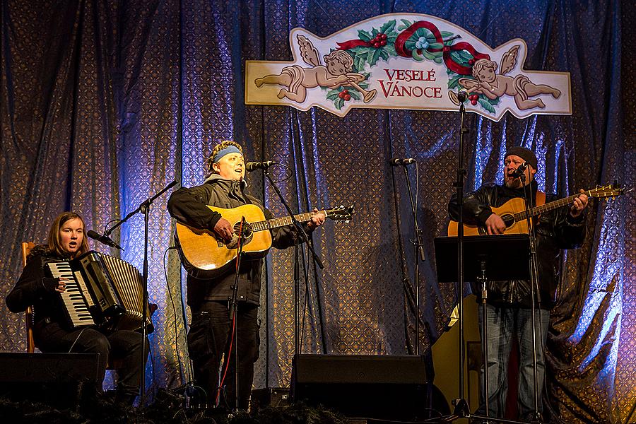 We Bring you Songs - Musical gifts presented by local musicians concluding in the traditional Silent Night sung along by citizens of all nationalities 21.12.2014, Advent and Christmas in Český Krumlov