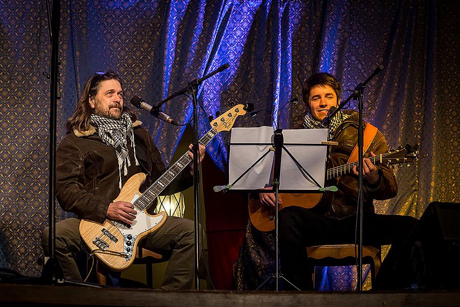 Wir Bringen Ihnen Lieder - Musikgeschenke verteilen die Krumauer Musikanten, die traditionell gemeinsam mit Bürgern aller Nationen Stille Nacht singen 21.12.2014, Advent und Weihnachten in Český Krumlov