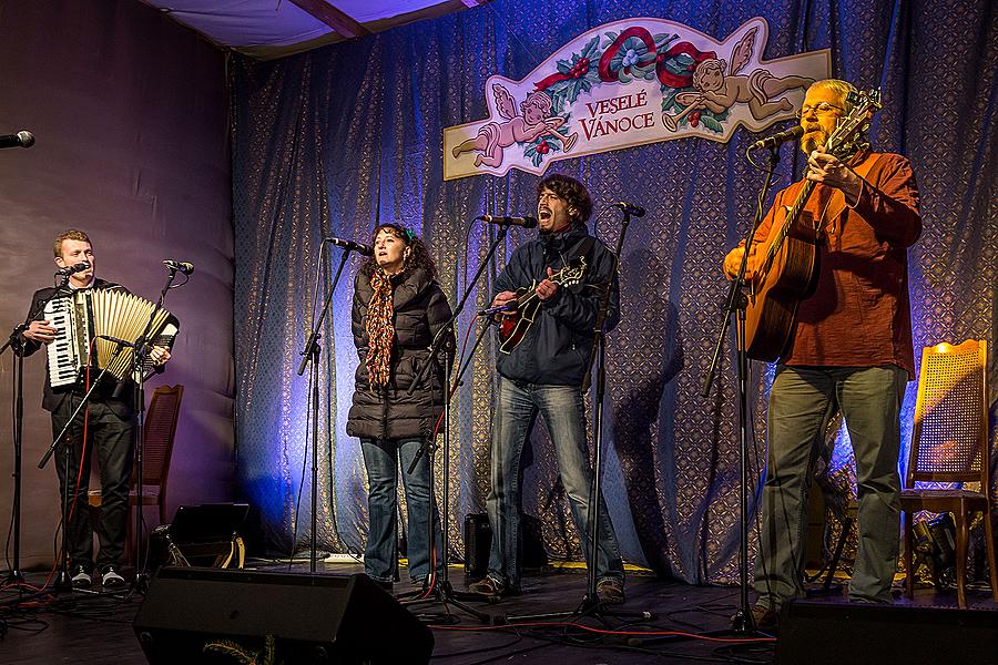 We Bring you Songs - Musical gifts presented by local musicians concluding in the traditional Silent Night sung along by citizens of all nationalities 21.12.2014, Advent and Christmas in Český Krumlov