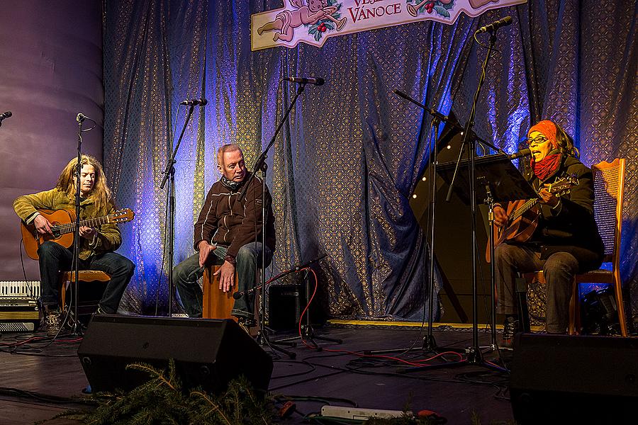 We Bring you Songs - Musical gifts presented by local musicians concluding in the traditional Silent Night sung along by citizens of all nationalities 21.12.2014, Advent and Christmas in Český Krumlov