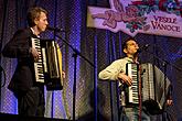 Wir Bringen Ihnen Lieder - Musikgeschenke verteilen die Krumauer Musikanten, die traditionell gemeinsam mit Bürgern aller Nationen Stille Nacht singen 21.12.2014, Advent und Weihnachten in Český Krumlov, Foto: Lubor Mrázek