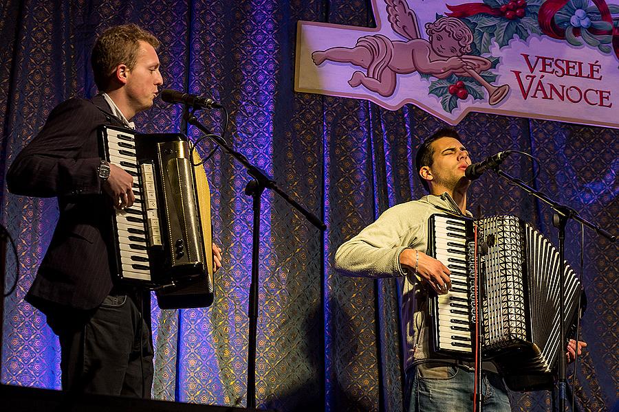 Wir Bringen Ihnen Lieder - Musikgeschenke verteilen die Krumauer Musikanten, die traditionell gemeinsam mit Bürgern aller Nationen Stille Nacht singen 21.12.2014, Advent und Weihnachten in Český Krumlov