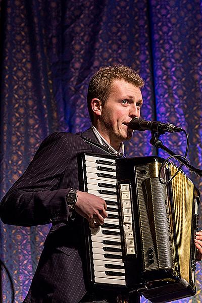 Wir Bringen Ihnen Lieder - Musikgeschenke verteilen die Krumauer Musikanten, die traditionell gemeinsam mit Bürgern aller Nationen Stille Nacht singen 21.12.2014, Advent und Weihnachten in Český Krumlov