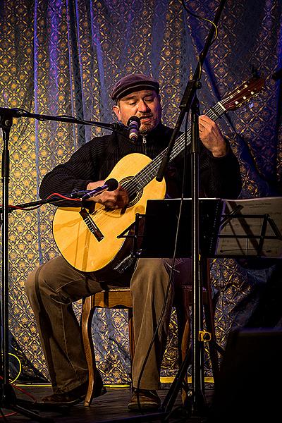 We Bring you Songs - Musical gifts presented by local musicians concluding in the traditional Silent Night sung along by citizens of all nationalities 21.12.2014, Advent and Christmas in Český Krumlov