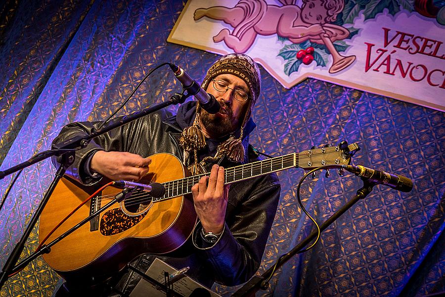 Wir Bringen Ihnen Lieder - Musikgeschenke verteilen die Krumauer Musikanten, die traditionell gemeinsam mit Bürgern aller Nationen Stille Nacht singen 21.12.2014, Advent und Weihnachten in Český Krumlov