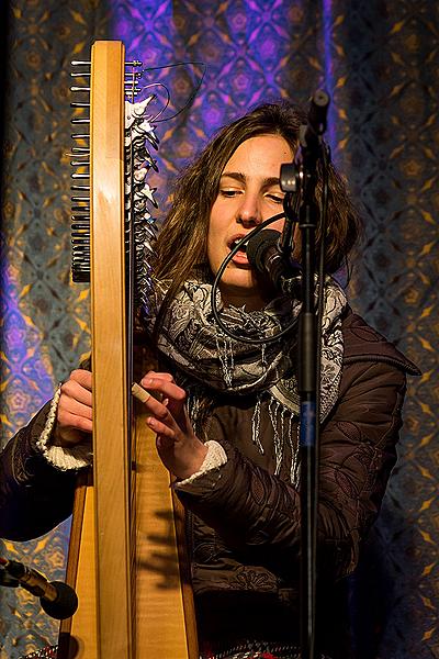 Wir Bringen Ihnen Lieder - Musikgeschenke verteilen die Krumauer Musikanten, die traditionell gemeinsam mit Bürgern aller Nationen Stille Nacht singen 21.12.2014, Advent und Weihnachten in Český Krumlov