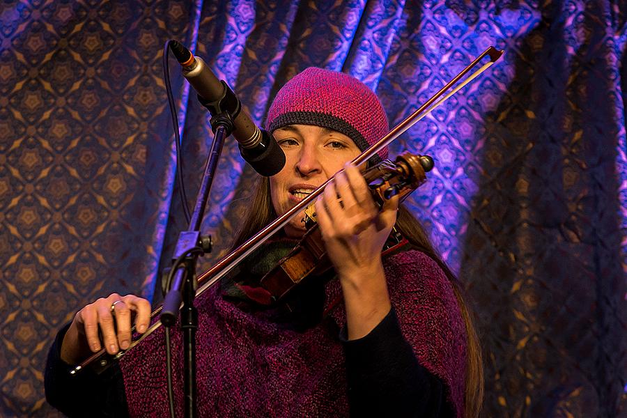 Wir Bringen Ihnen Lieder - Musikgeschenke verteilen die Krumauer Musikanten, die traditionell gemeinsam mit Bürgern aller Nationen Stille Nacht singen 21.12.2014, Advent und Weihnachten in Český Krumlov