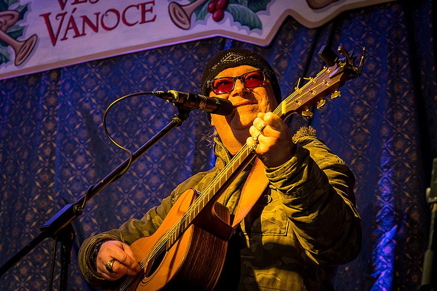 We Bring you Songs - Musical gifts presented by local musicians concluding in the traditional Silent Night sung along by citizens of all nationalities 21.12.2014, Advent and Christmas in Český Krumlov