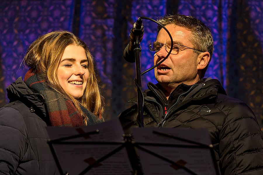 Wir Bringen Ihnen Lieder - Musikgeschenke verteilen die Krumauer Musikanten, die traditionell gemeinsam mit Bürgern aller Nationen Stille Nacht singen 21.12.2014, Advent und Weihnachten in Český Krumlov