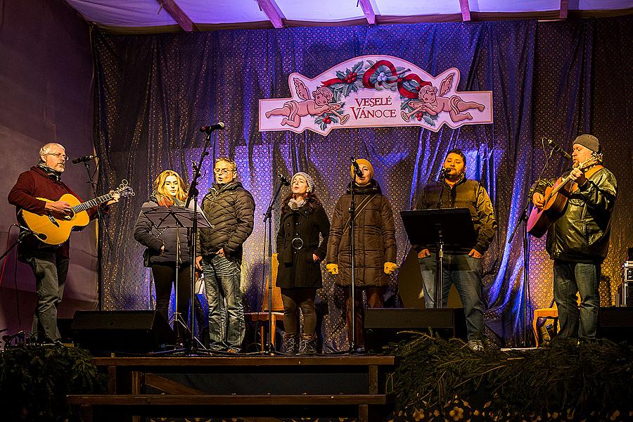Wir Bringen Ihnen Lieder - Musikgeschenke verteilen die Krumauer Musikanten, die traditionell gemeinsam mit Bürgern aller Nationen Stille Nacht singen 21.12.2014, Advent und Weihnachten in Český Krumlov