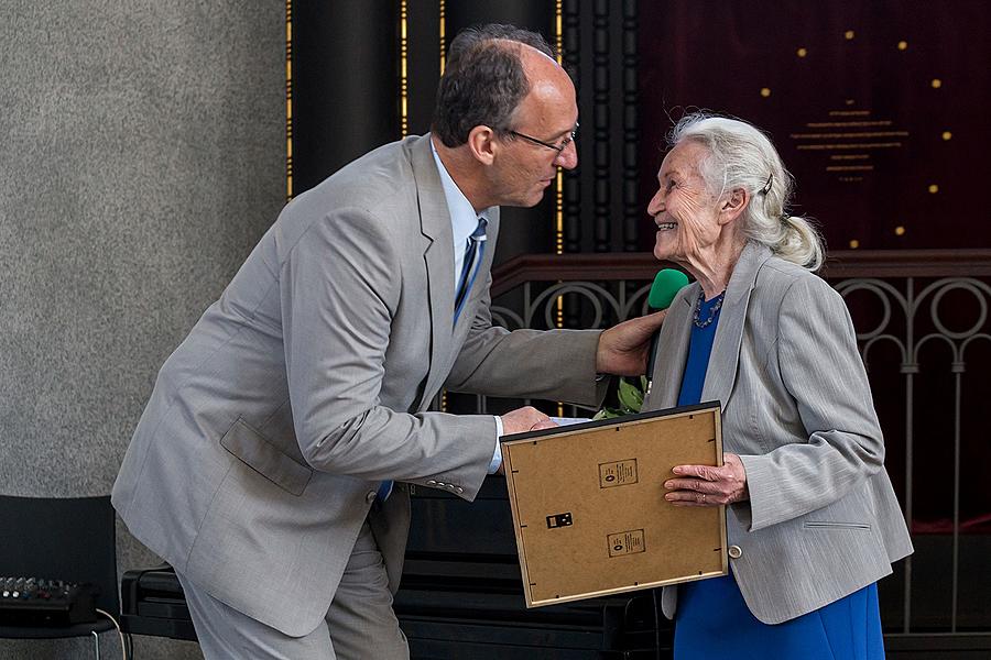 Svět očima Ruth Hálové - vernisáž výstavy obrazů jedné z 