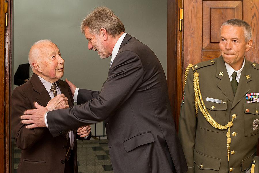 The USA ambassador to the Czech Republic Andrew H. Schapiro and the commander of US forces in Europe, Gen. Frederick B. Hodges in Český Krumlov, 8.5.2015