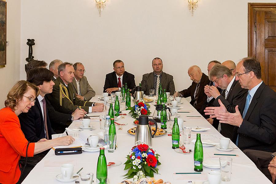 The USA ambassador to the Czech Republic Andrew H. Schapiro and the commander of US forces in Europe, Gen. Frederick B. Hodges in Český Krumlov, 8.5.2015